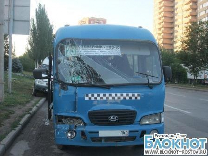 В Ростове при столкновении маршрутки и «скорой» пострадали 2 человека 