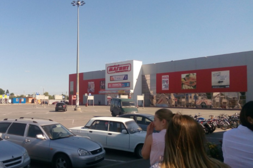 Очевидцы: в Батайске из-за трещины в гипермаркете «Магнит» эвакуировали посетителей