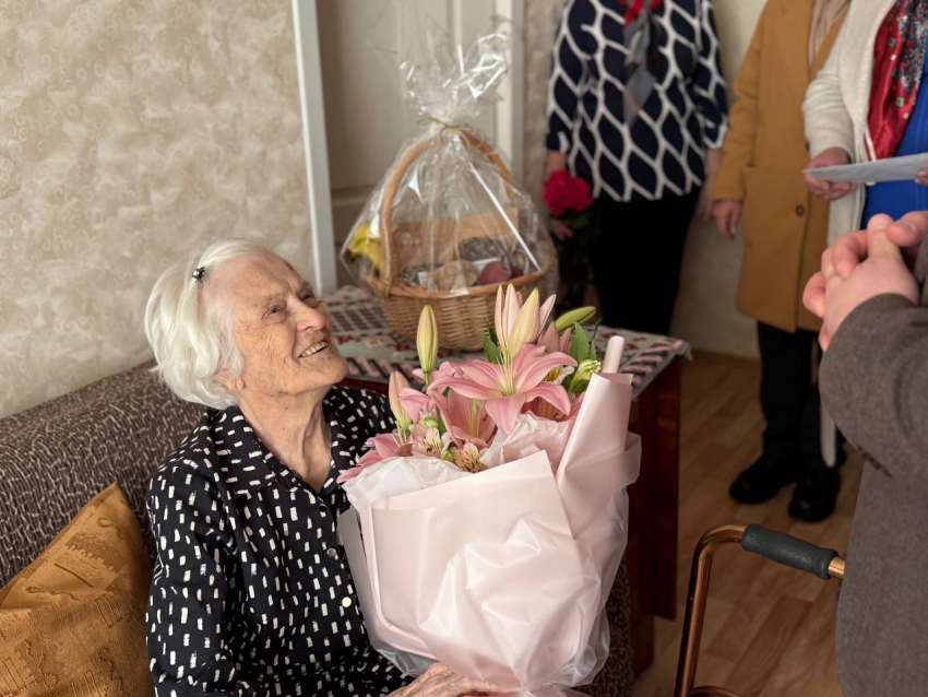 В Ростове ветеран ВОВ отметила 100-летний юбилей 