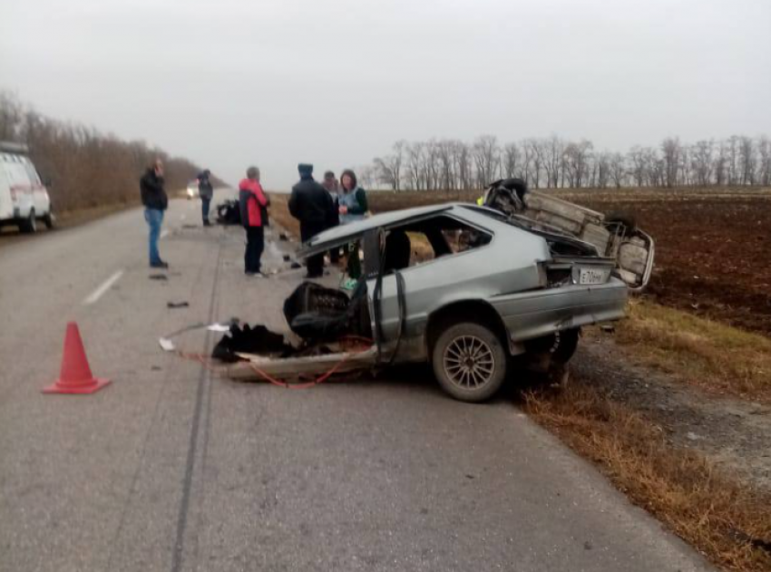 Отчим и 12-летний ребенок погибли в страшном ДТП под Ростовом