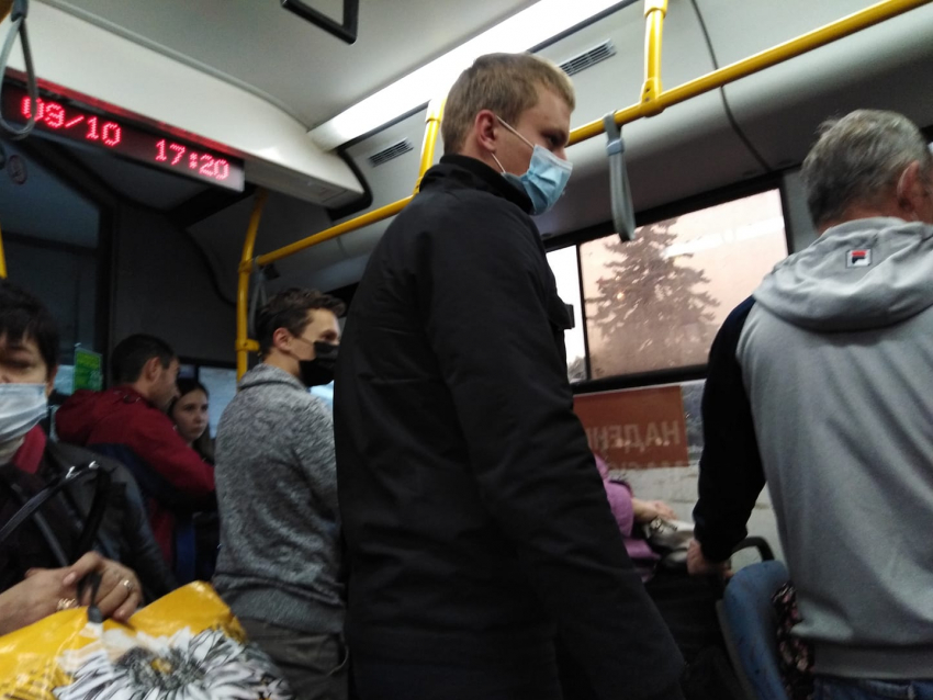 В Ростове из-за проверки масочного режима автобус в час пик остался без водителя