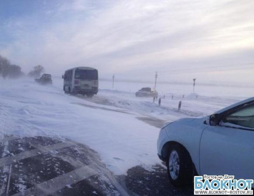 На трассе Ростов-Таганрог застрял бульдозер и автобус с дорожными службами, ехавшие на помощь к водителям