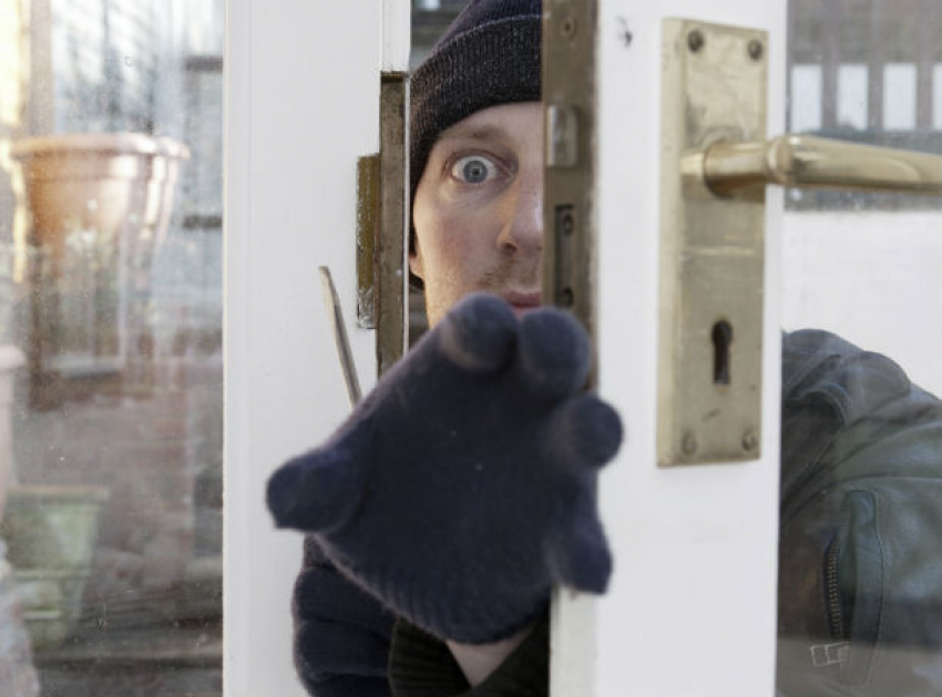 Рассеянный мужчина в Ростовской области лишился имущества  из-за незапертой двери