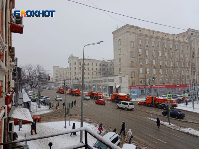 Ночью последствия снегопада в Ростове устраняли при помощи 100 снегоуборочных машин