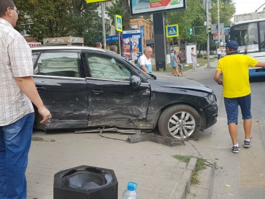 Авария в центре Ростова превратила две легковушки в груду металла