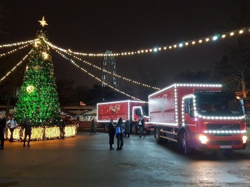 Новогодние грузовики с подарками сделали остановку в Ростове-на-Дону