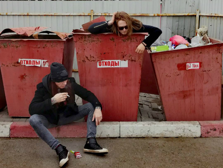 Легендарный Сергей Маврин сделал омерзительную фотосессию у мусорных баков в Ростове