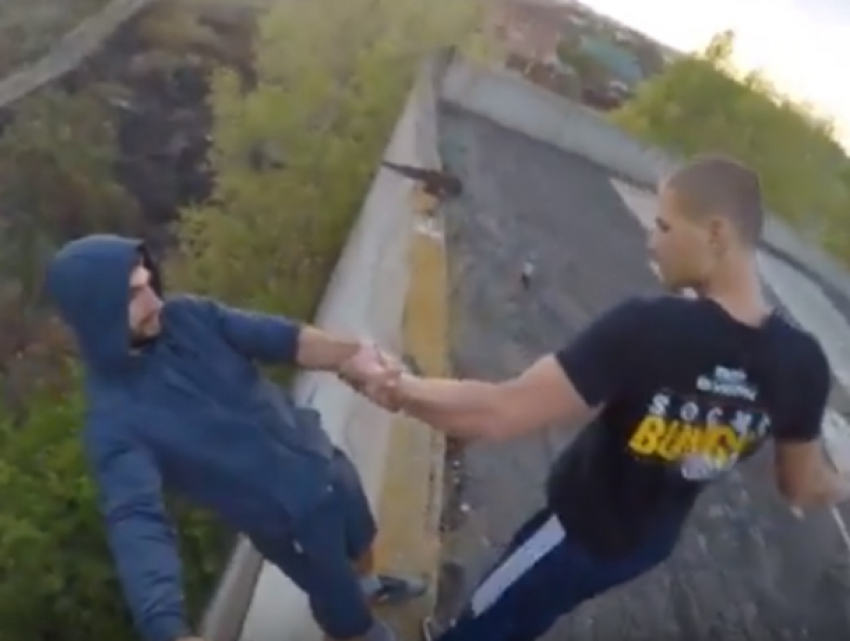 Экстремальный «тест на доверие» от двух ростовских трюкачей на крыше старого завода попал на видео