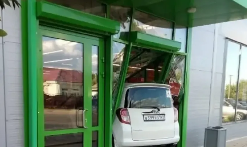 Водитель иномарки в Ростовской области на скорости въехал в супермаркет