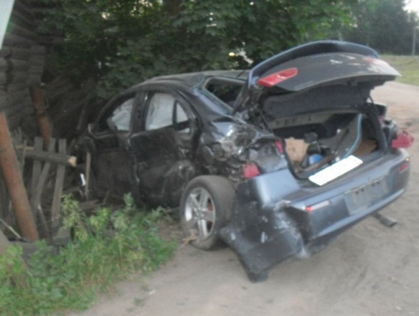 Водитель иномарки погиб после фатально-скоростного удара о сельский забор в Ростовской области