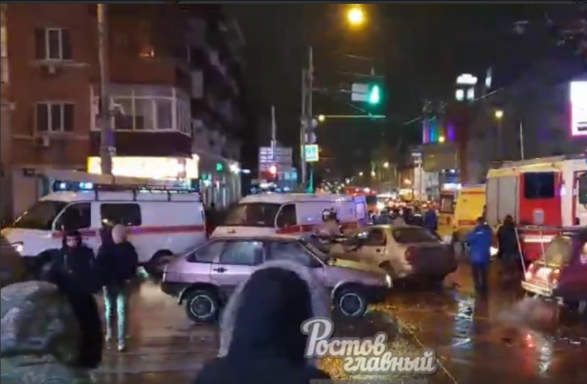 В результате серьезного ДТП в центре Ростова два водителя попали в больницу