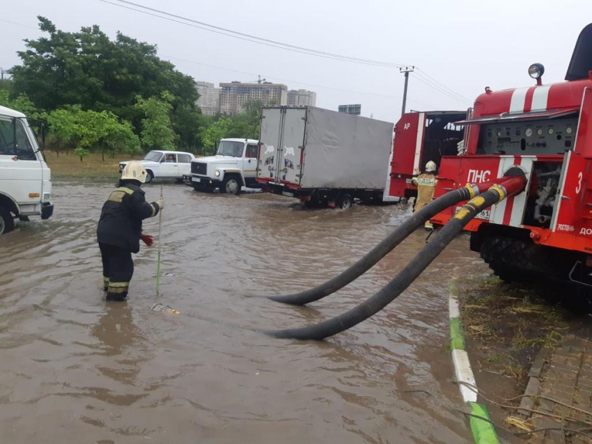 Спасатели начали откачивать воду с затопленных улиц Ростова