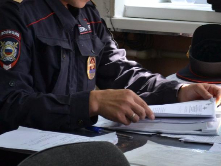 Полицейский из Ростовской области «прикарманил» на месте происшествия 7 ящиков алкоголя