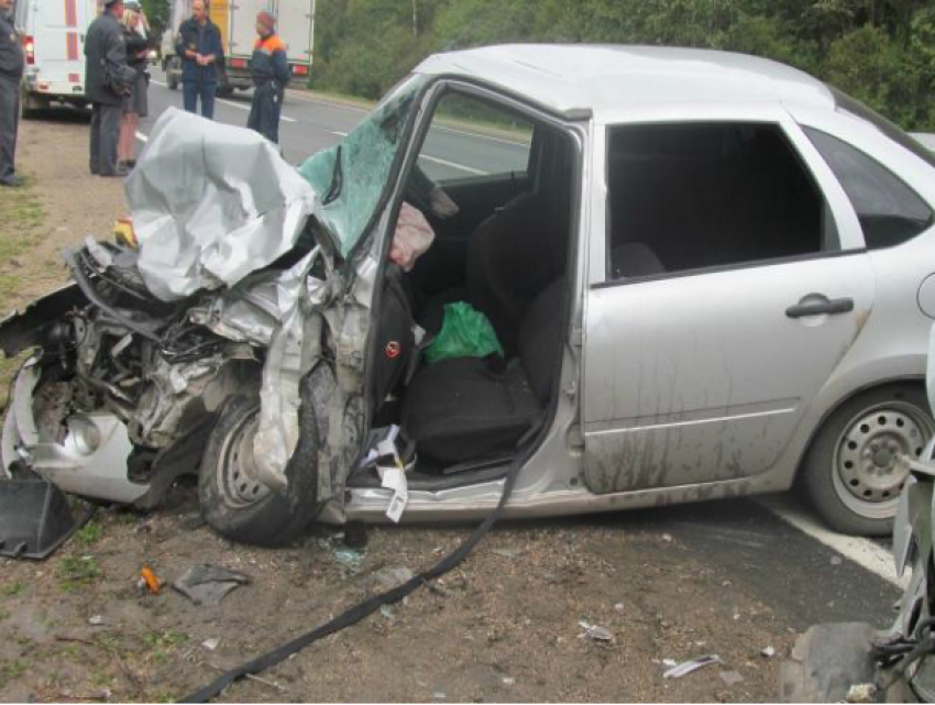 Водитель легковушки погиб в жутком двойном ДТП с отбойником на трассе Ростовской области