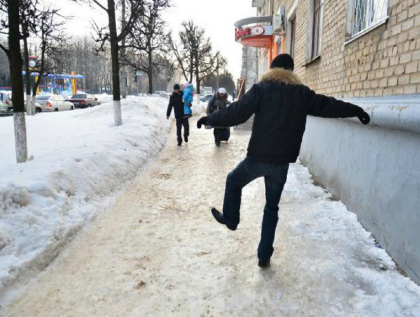 Опасный гололед и слякоть на дорогах омрачат жителям Ростова последний день рабочей недели