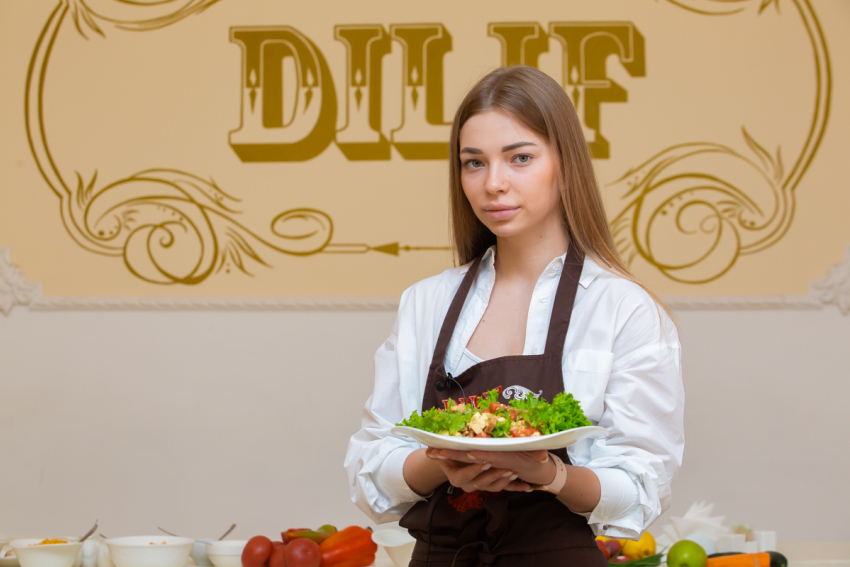 «Надеюсь, шеф-повар не отравится»: таинственный салат от участницы «Мисс Блокнот Ростов-2021» Марии Найдешкиной