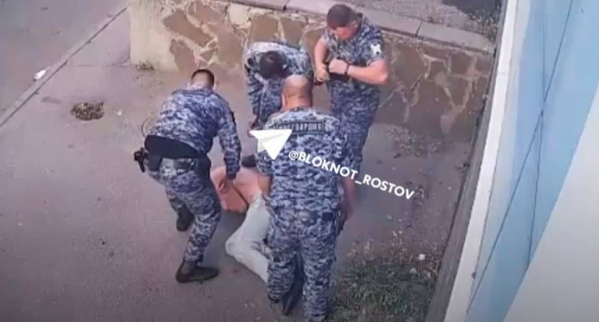 На набережной Ростова мужчину сначала избили неизвестные, а затем и сотрудники Росгвардии