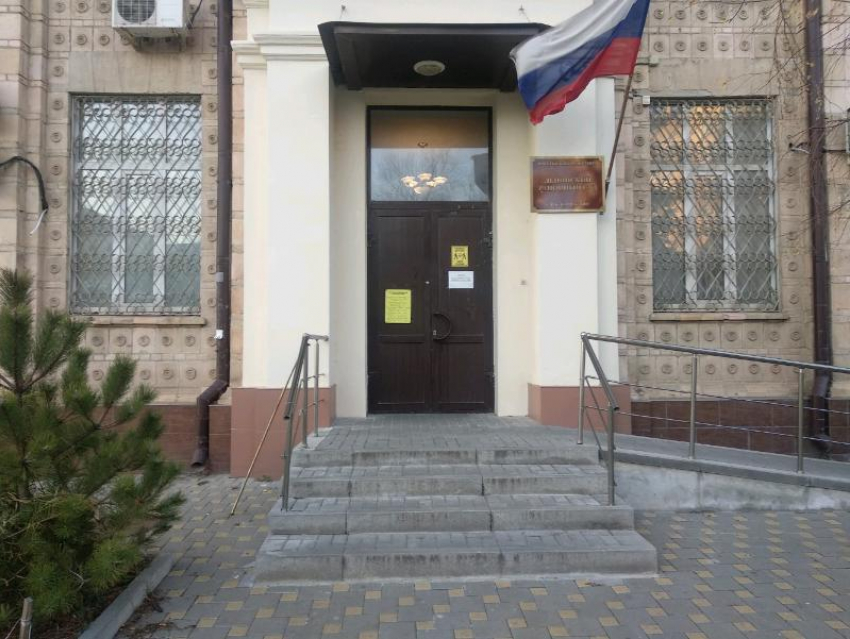 В Ростове силовики пришли с обысками в Ленинский районный суд 