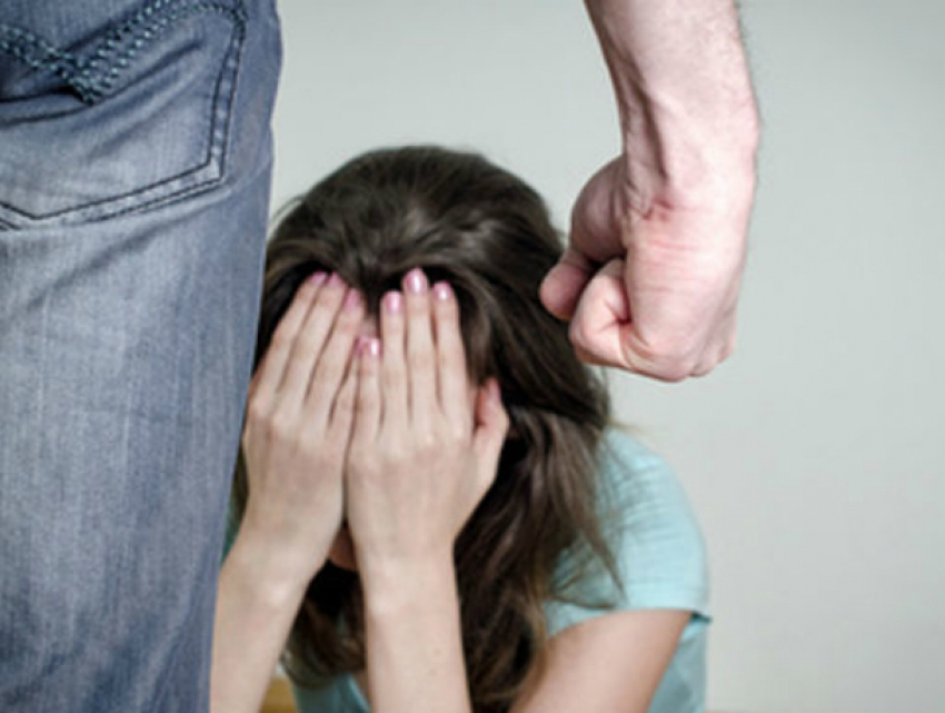 Двое хулиганов жесткого избили по лицу молодую студентку колледжа в Ростове