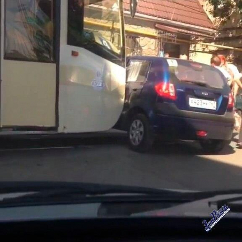 Трамвай снес Hyundai Getz на улице Станиславского в Ростове