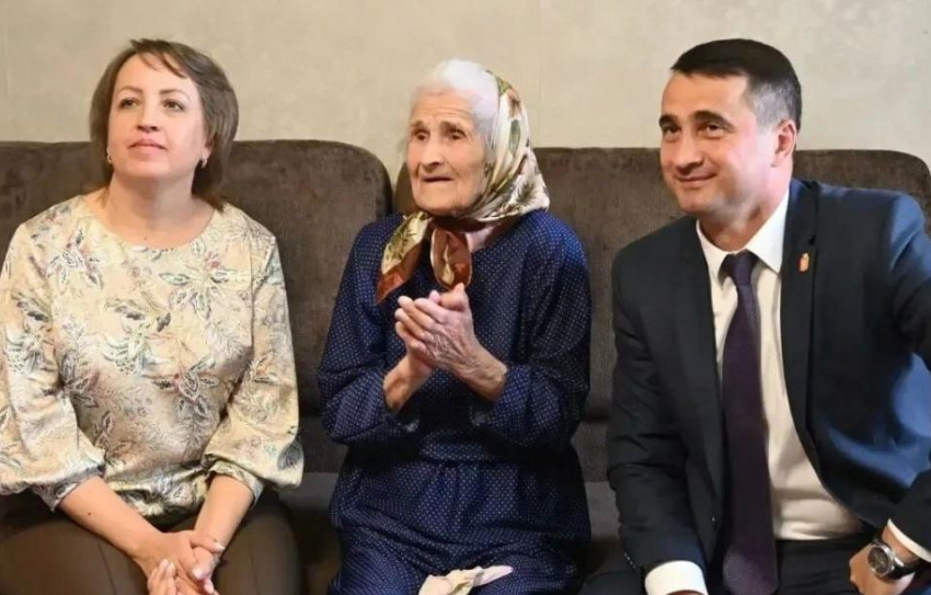 Аксайская долгожительница Анна Косякова отметила 102-летие