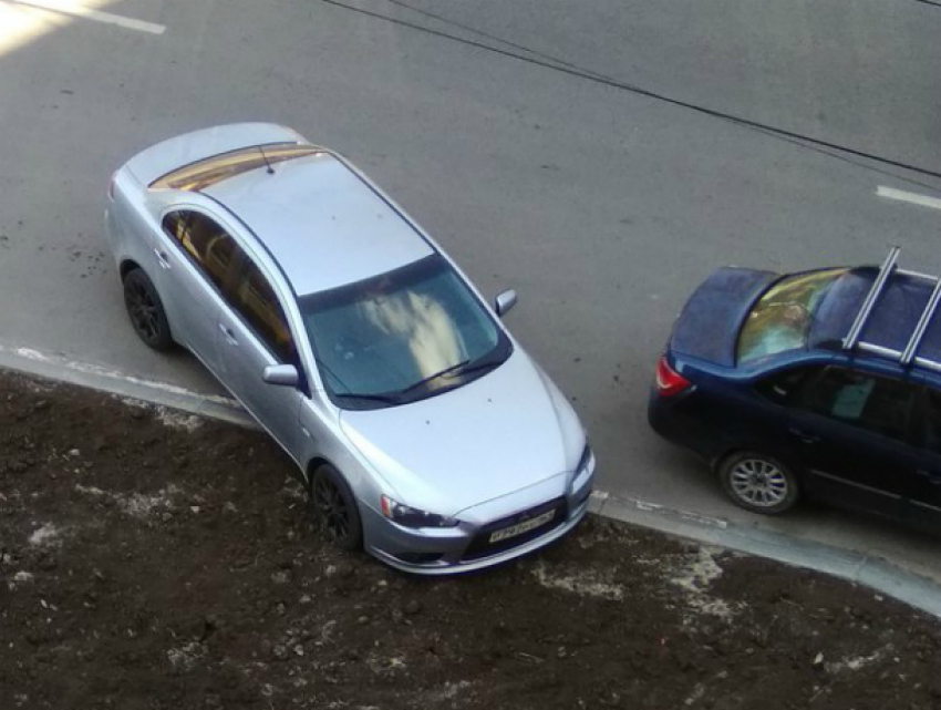 Почувствовавшей себя грузовиком легковушке не хватило места на парковке во дворе Ростова