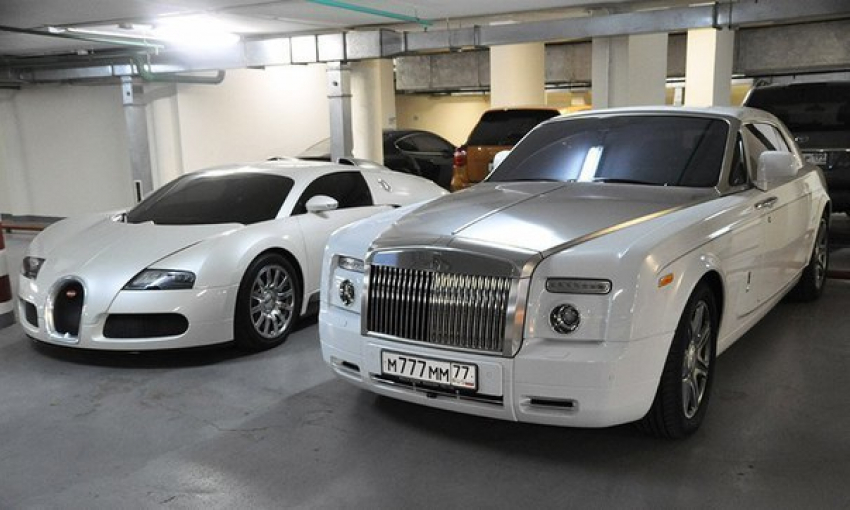 В центре Ростова припарковался Rolls Royce, стоимостью в несколько десятков миллионов рублей 