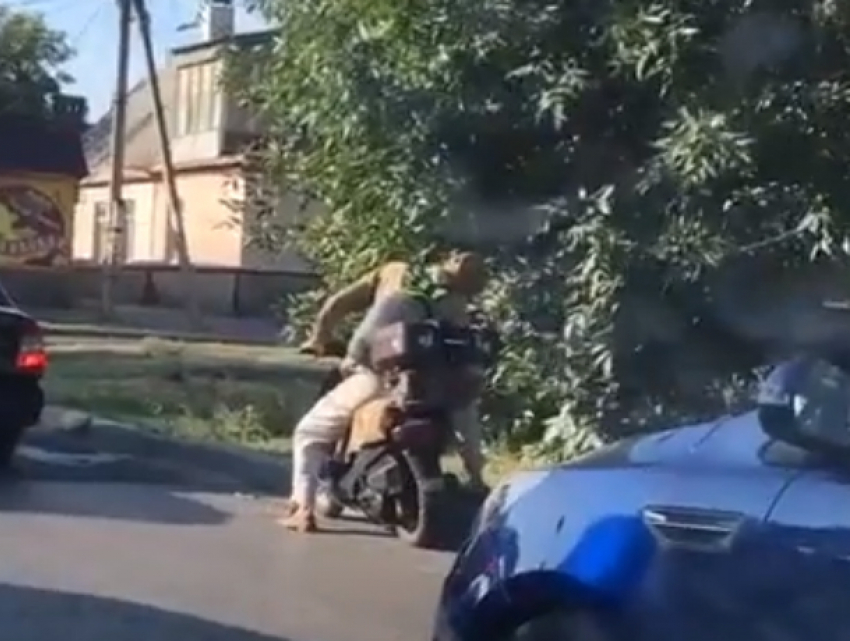Оседлавший железного коня «звездный десантник» удивил жителей Ростова и попал на видео