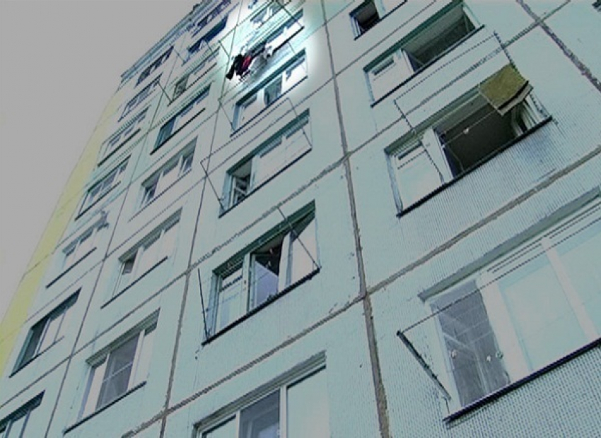 В Ростове из окна многоэтажки выпала 7-летняя девочка