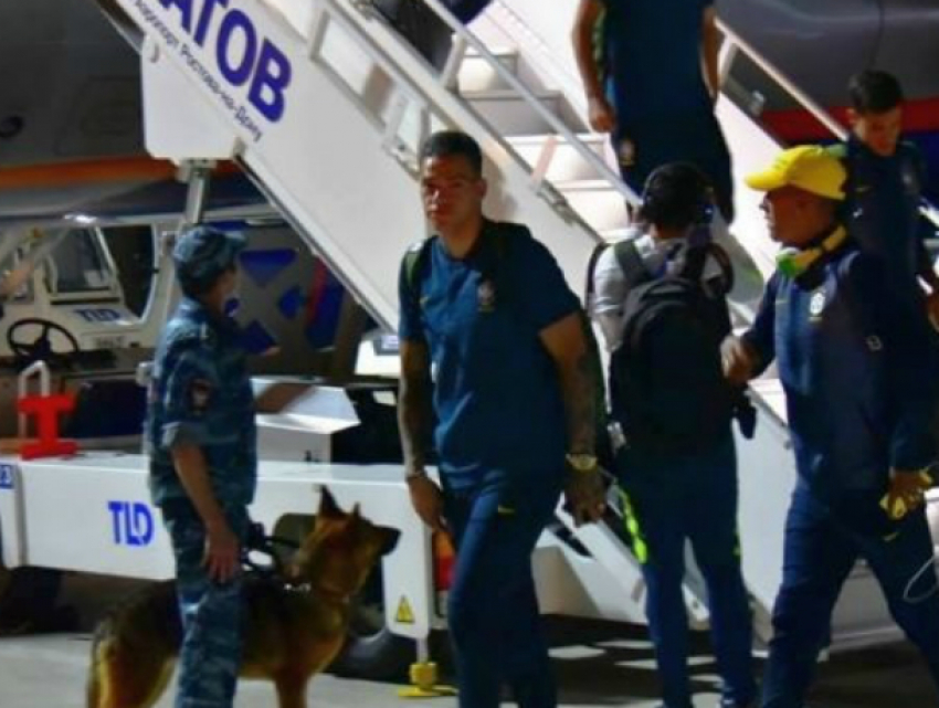Сошедшую с трапа самолета сборную «избранных» из Бразилии поймали на фото в аэропорту Ростова