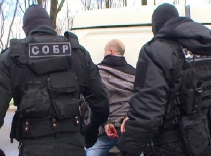 Силовики захватили мужчину с гранатой, угрожавшего взорвать дом в Ростовской области