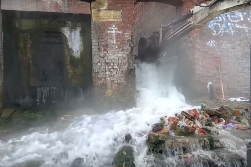 Появилось видео разрушения дамбы на Парамоновских складах 