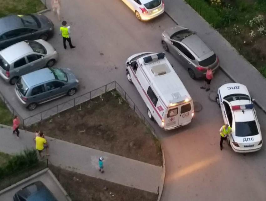 Психологический шок испытал маленький мальчик под колесами иномарки во дворе Ростова