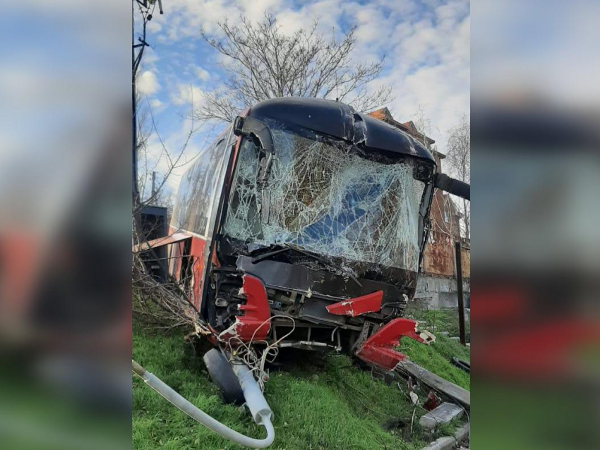 В Ростове часть жителей Железнодорожного района осталась без света из-за ДТП с автобусом