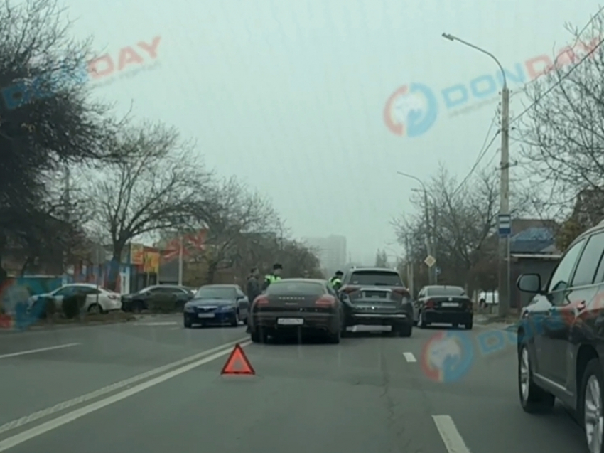 На улице Мадояна в Ростове столкнулись два люксовых автомобиля
