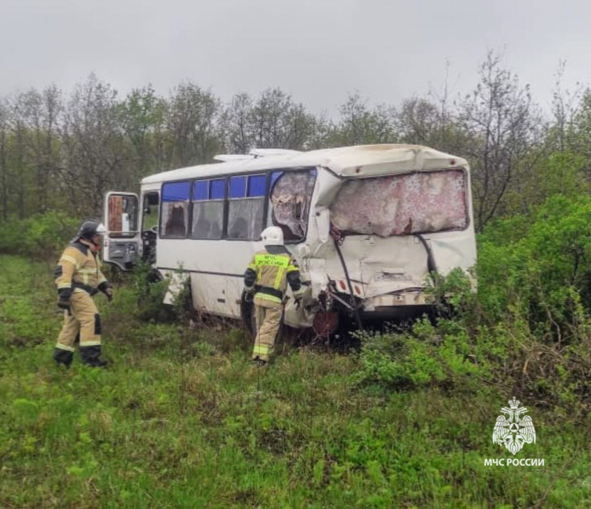 В Ростовской области столкнулись фура и автобус