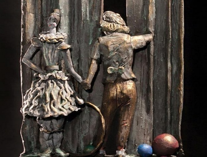 Вдова Олега Попова выбрала памятник «с собой", который придумал ростовский скульптор
