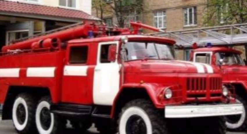 Во время пожара в ростовской многоэтажке погибла женщина, пострадали трое