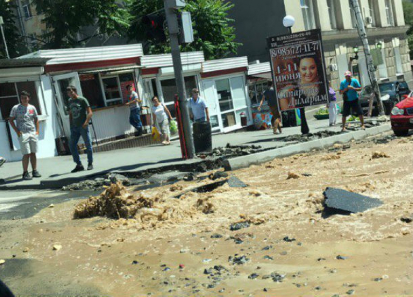 Мутный гейзер из жижи странного цвета затопил улицы в центре Ростова