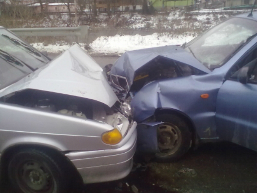 Водители двух автомобилей погибли в ДТП на встречке под Ростовом