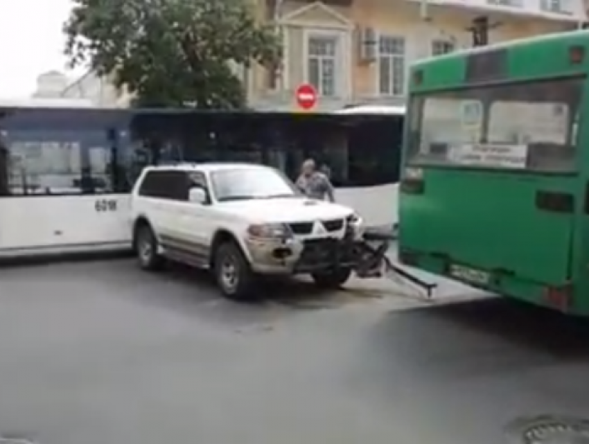 Дерзкий внедорожник устроил таран автобуса в центре Ростова