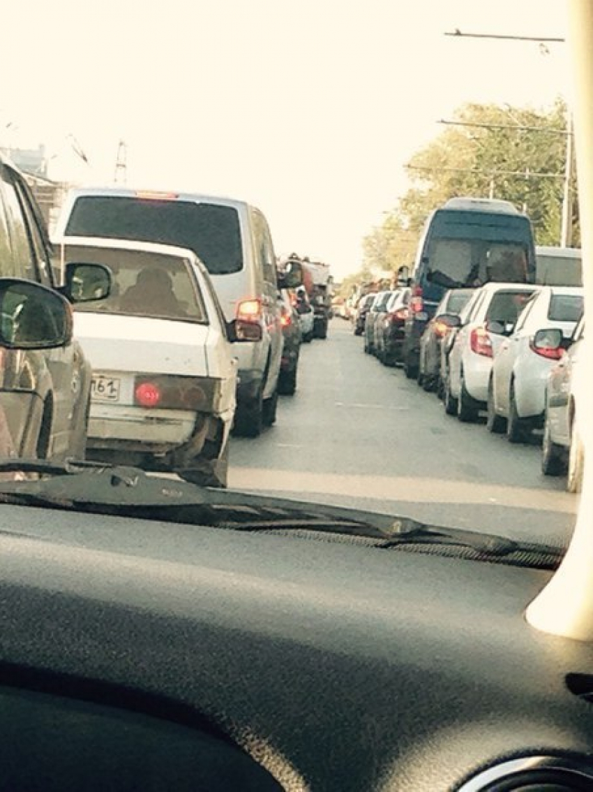 В Ростове авария стала причиной серьезной пробки на Нагибина