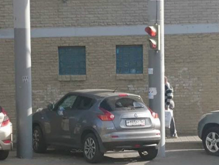 Преступные желания вызвал припарковавшийся на пешеходном переходе автохам у жителей Ростова