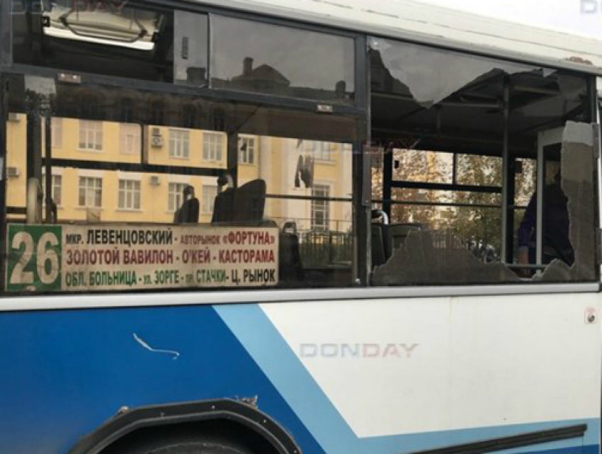 Осколками лопнувшего стекла засыпало пассажиров автобуса в Ростове