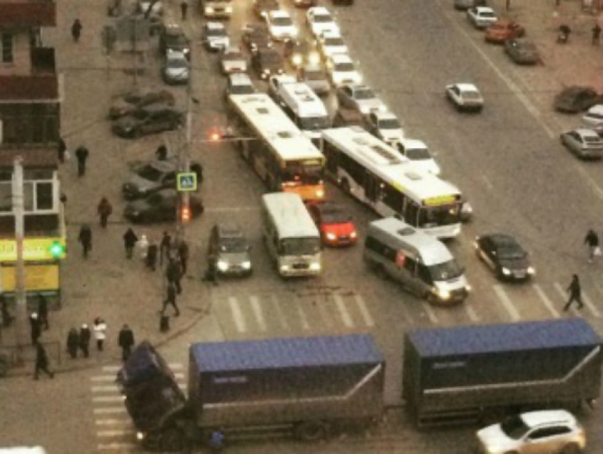 Экстренная блокировка тормозной системы фуры «Почты России» стала причиной транспортного коллапса в центре Ростова