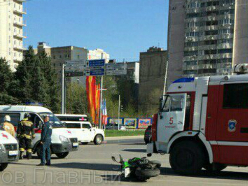 Мотоциклист вылетел из седла в Ростове после жесткого столкновения с машиной