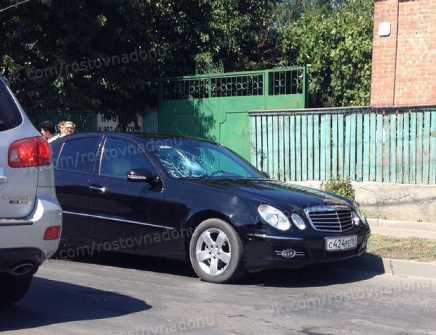 В Ростове водитель «Мерседеса» сбил женщину, перебегавшую дорогу