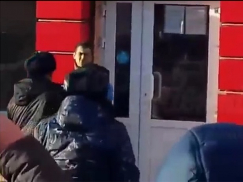 Мощным ударом в голову вырубил психа с ножом в Ростове случайный свидетель кровавой бойни