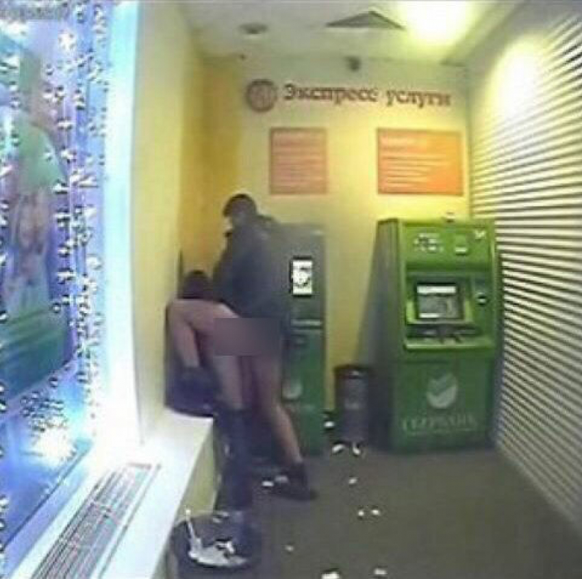 Пара из Ростовской области занялась сексом около банкоматов «Сбербанка» 
