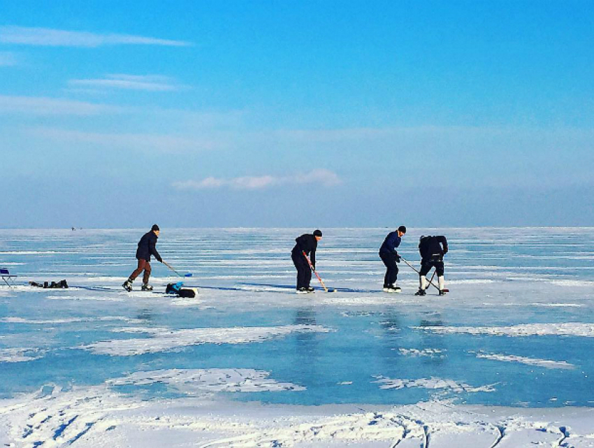 Экстремальный хоккей на льду Азовского моря устроили жители Ростовской области